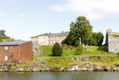 Bir tepenin üstüne eski pembemsi konak