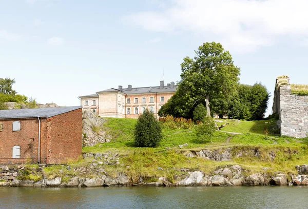 Bir tepenin üstüne eski pembemsi konak