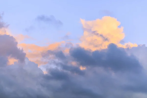 Contrastrijke kleurrijke storm wolken aan de hemel — Stockfoto