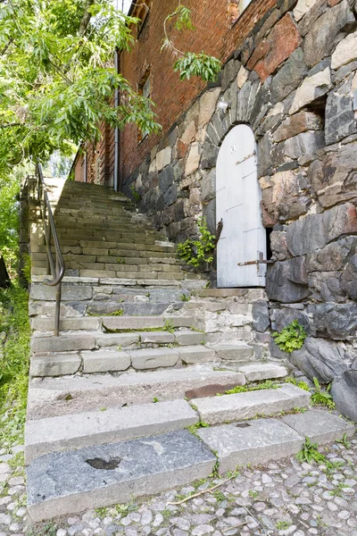 Vieja escalera de piedra y una puerta blanca — Foto de Stock