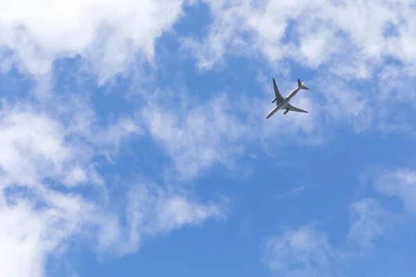 Fundo de viagem com um avião no céu — Fotografia de Stock