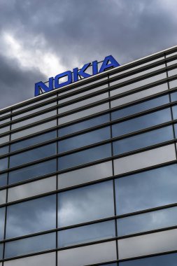 Nokia logo üstünde tepe-in bir bina üzerinde kara bulutlar