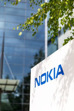 Nokia marka adı Finlandiya'da bir beyaz tahta üzerinde