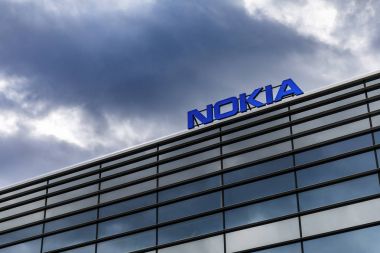 Nokia logo üstünde tepe-in bir bina üzerinde kara bulutlar