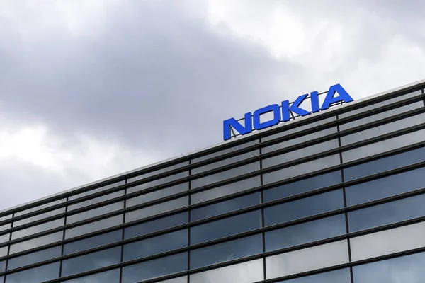 Donkere wolken boven het Nokia-logo op de top van een gebouw — Stockfoto