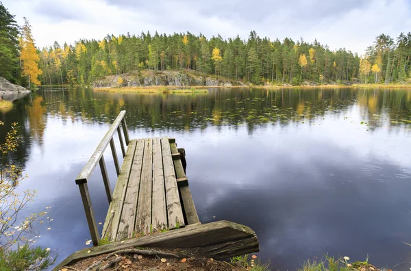Ponte de madeira velha em um lago no outono — Fotografia de Stock