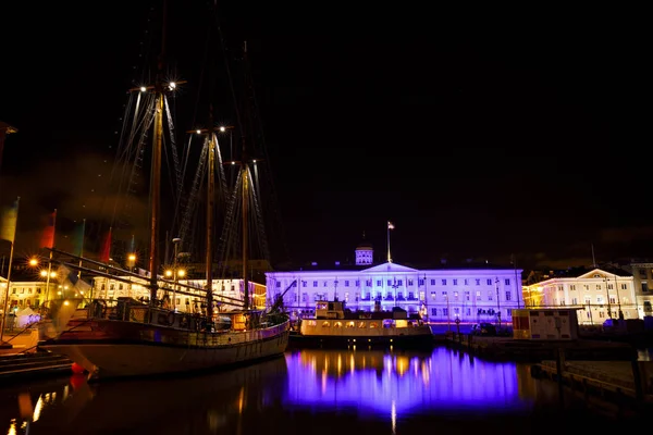 赫尔辛基市政厅和帆船在晚上 — 图库照片
