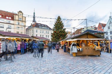 Tallinn, Estonya Aralık 2017 üzerinde Noel pazarı