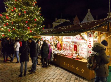 Tallinn, Estonya Aralık 2017 üzerinde Noel pazarı
