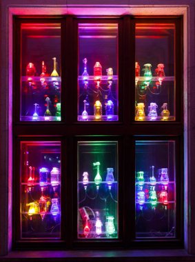 Pencerede renkli şişe süslemeleri