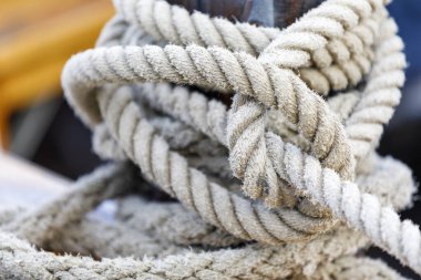 Limandaki bir direğin etrafına sıkıca bağlanmış bir ip.