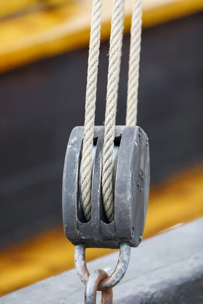 Closeup of tightropes and shekels of a yacht — Stock Photo, Image