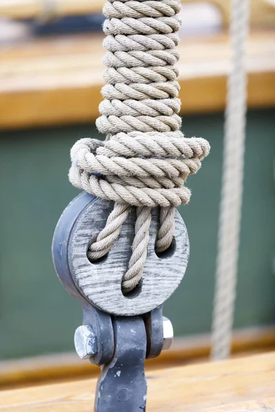 Nahaufnahme von Seiltänzern und Schekeln einer Jacht — Stockfoto