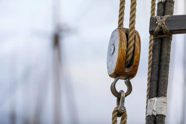 Lukking av stramme bånd og sekel på en yacht – stockfoto