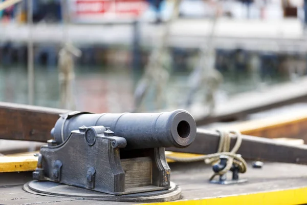 Forntida kanon på en gammal träbåt — Stockfoto
