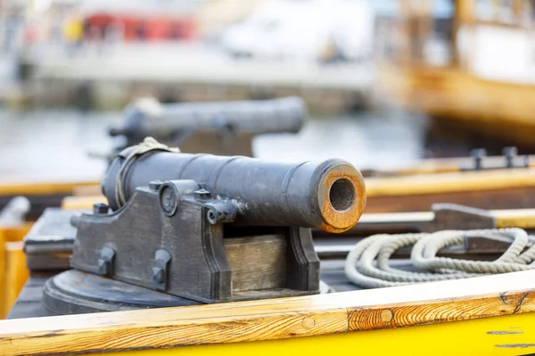 Древняя пушка на старой деревянной яхте — стоковое фото