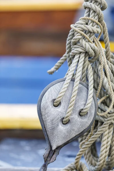 Sluitingen van koorden en sikkels van een jacht — Stockfoto