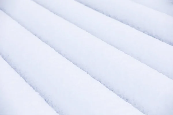 Linie czystych białych stosów śniegu — Zdjęcie stockowe
