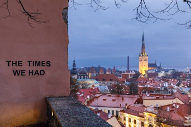 Estonya 'nın Tallinn kentindeki aydınlık kilise