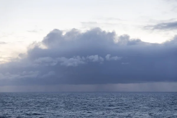 Nuvens escuras tempestade sobre o mar — Fotografia de Stock