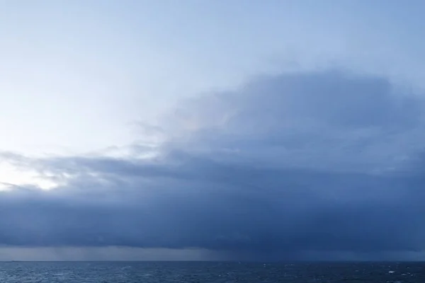 Nuvole buie tempesta sul mare — Foto Stock