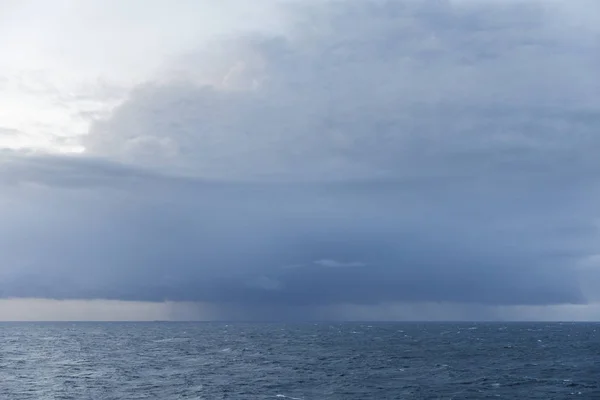海の上の暗い嵐の雲 — ストック写真