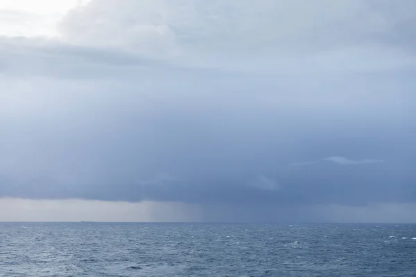 Donkere storm wolken boven de zee — Stockfoto