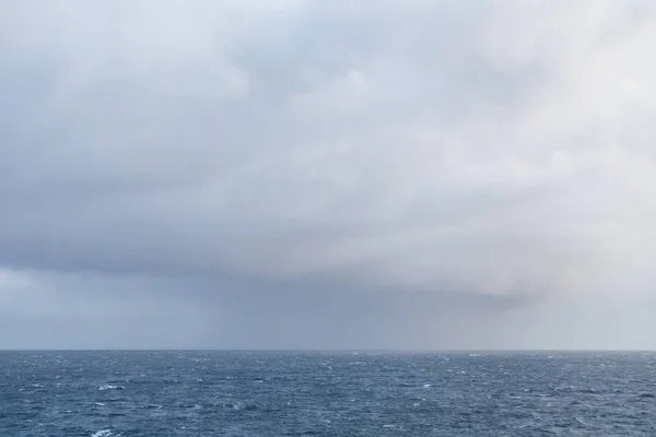 Donkere storm wolken boven de zee — Stockfoto