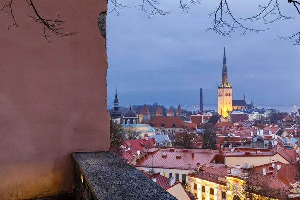 Oświetlony kościół w starym mieście Tallin, Estonia — Zdjęcie stockowe