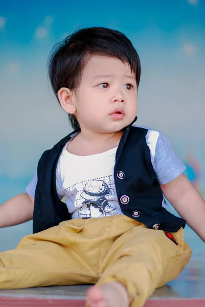 Ładny Mały Chłopiec Azjatyckich Szczęśliwy Smilling Parku Świeżym Powietrzu Happy — Zdjęcie stockowe