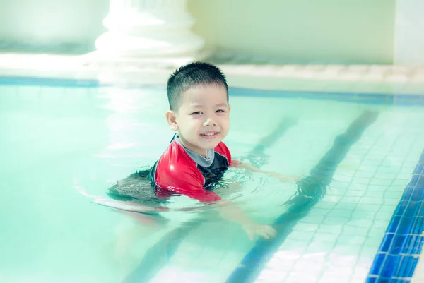 这个亚洲男孩的泳衣在水坑里玩得很开心 可爱的亚洲小孩的肖像 — 图库照片