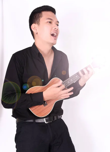 Asiatique Homme Dans Noir Vêtements Tenue Profiter Jouer Ukulele Sur — Photo