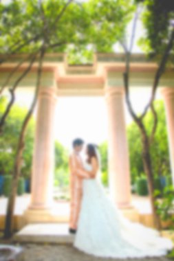 öncesi düğün sceen kapıdan ağaç arka plan., Asya sevgilisi, bulanıklık öncesi düğün fotoğraf, yumuşak güzel. öncesi düğün çift mutlu erkek ve kadın