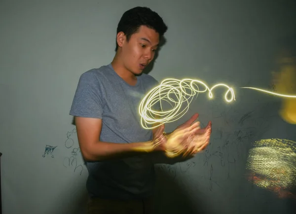 Asien Mann Licht Malerei Kurven Der Dunkelheit Licht Malerei — Stockfoto
