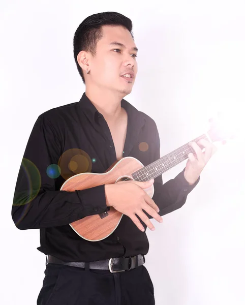 Ásia Homem Preto Roupas Segurando Desfrutar Jogar Ukulele Branco Fundo — Fotografia de Stock