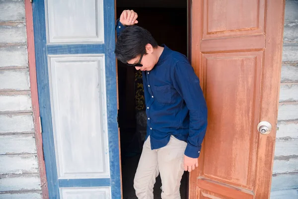 Retrato Hombres Con Camisa Azul Vieja Casa Joven Empresario Pie — Foto de Stock