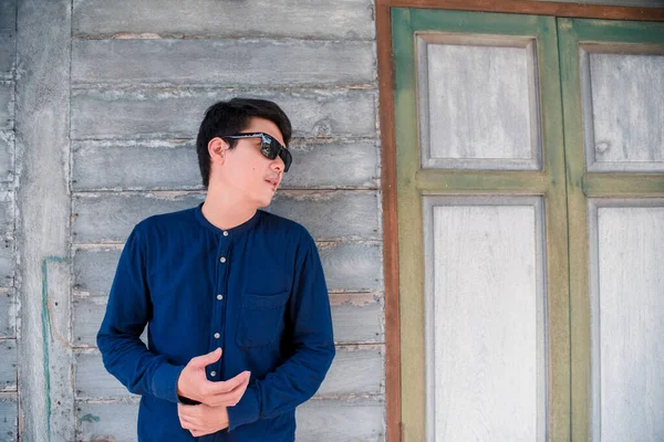 Retrato Homens Com Camisa Azul Casa Velha Jovem Empresário — Fotografia de Stock