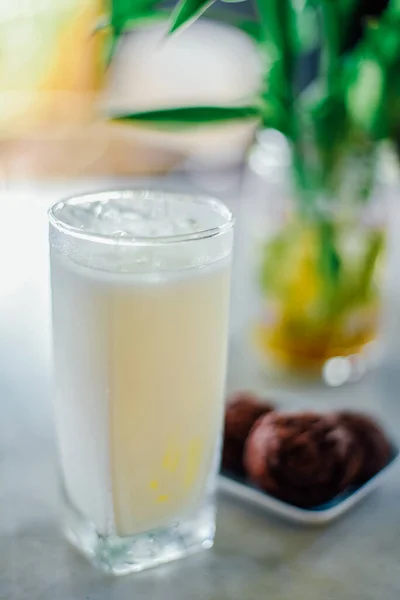 Mjölk Glas Och Chokladkakor Brownie Träbord Läcker Hemlagad — Stockfoto