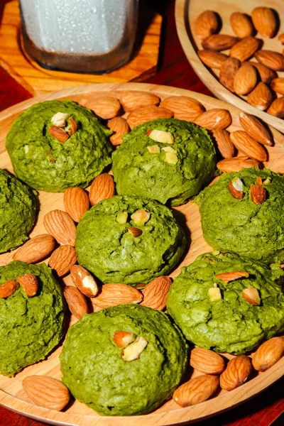 Witte Chocolade Matcha Brownie Koekjes Amandelen Ijsmelk Houten Dienblad Tafel — Stockfoto