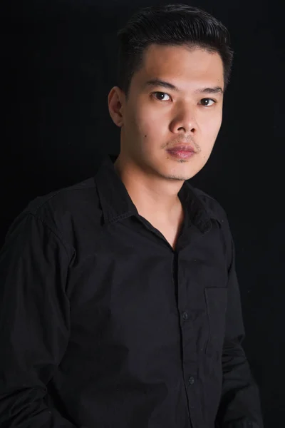 Hombre Joven Guapo Camisa Negra Sobre Fondo Negro Asia Portrait — Foto de Stock