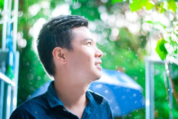 Fuera Foco Feliz Asiático Hombre Tener Divertido Jugar Con Lluvia —  Fotos de Stock