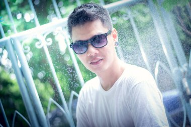 Yağmur yağar, damlalar yüzüne düşer ve çocuk çevresindeki hayat ve doğa, doğa ve mutlu hayat kavramından mutlu olur.