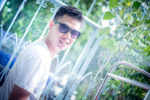 Yağmur yağar, damlalar yüzüne düşer ve çocuk çevresindeki hayat ve doğa, doğa ve mutlu hayat kavramından mutlu olur.