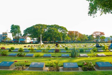 KANCHANABURI, THAILAND - 1 Nisan 2019: Kanchanaburi Savaş Mezarlığı (Don Rak) Burma Demiryolu inşaatı sırasında Japon esirleri için yapılan mezarlık
