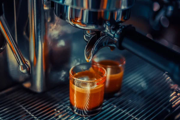 Barista Bereidt Verse Espresso Industriële Brouwmachines Rechtenvrije Stockfoto's