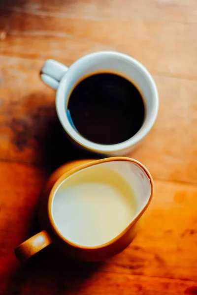 Vista Superior Café Quente Leite Copo Branco Mesa Pela Manhã — Fotografia de Stock