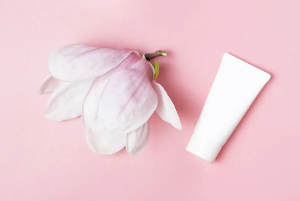 Tube Blanc Avec Crème Fleur Magnolia Sur Fond Rose — Photo