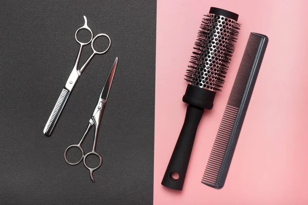 Friseurscheren Und Kämme Auf Schwarzem Und Rosa Hintergrund Ein Blick — Stockfoto