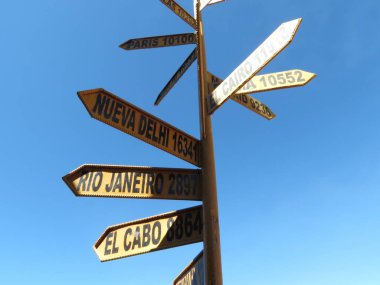 Şehirler yön işareti, Taquile Adası, Peru