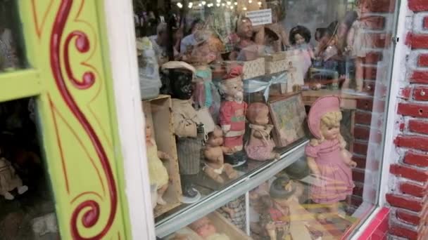 Bonecas vintage assustadoras em exposição na Feira de San Telmo, um famoso mercado de pulgas — Vídeo de Stock